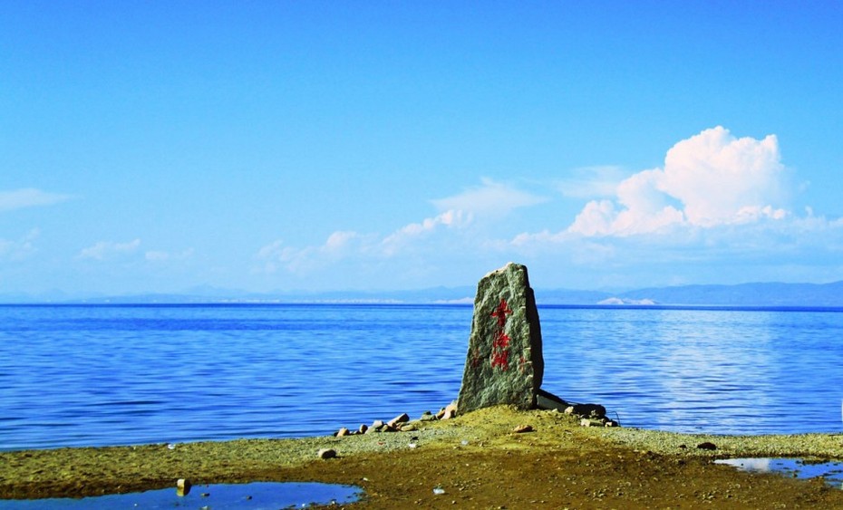 水天一色的青海湖风光自然风景图片