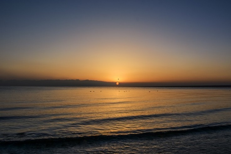 青海湖上唯美自然的日出日落风景图片