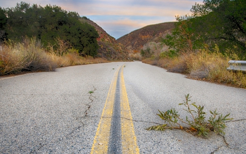 柏油公路上的美丽风景图片大全