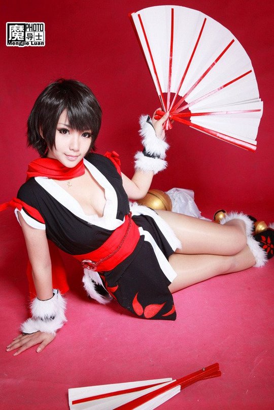 短发美女美歪开胸装cosplay摄影