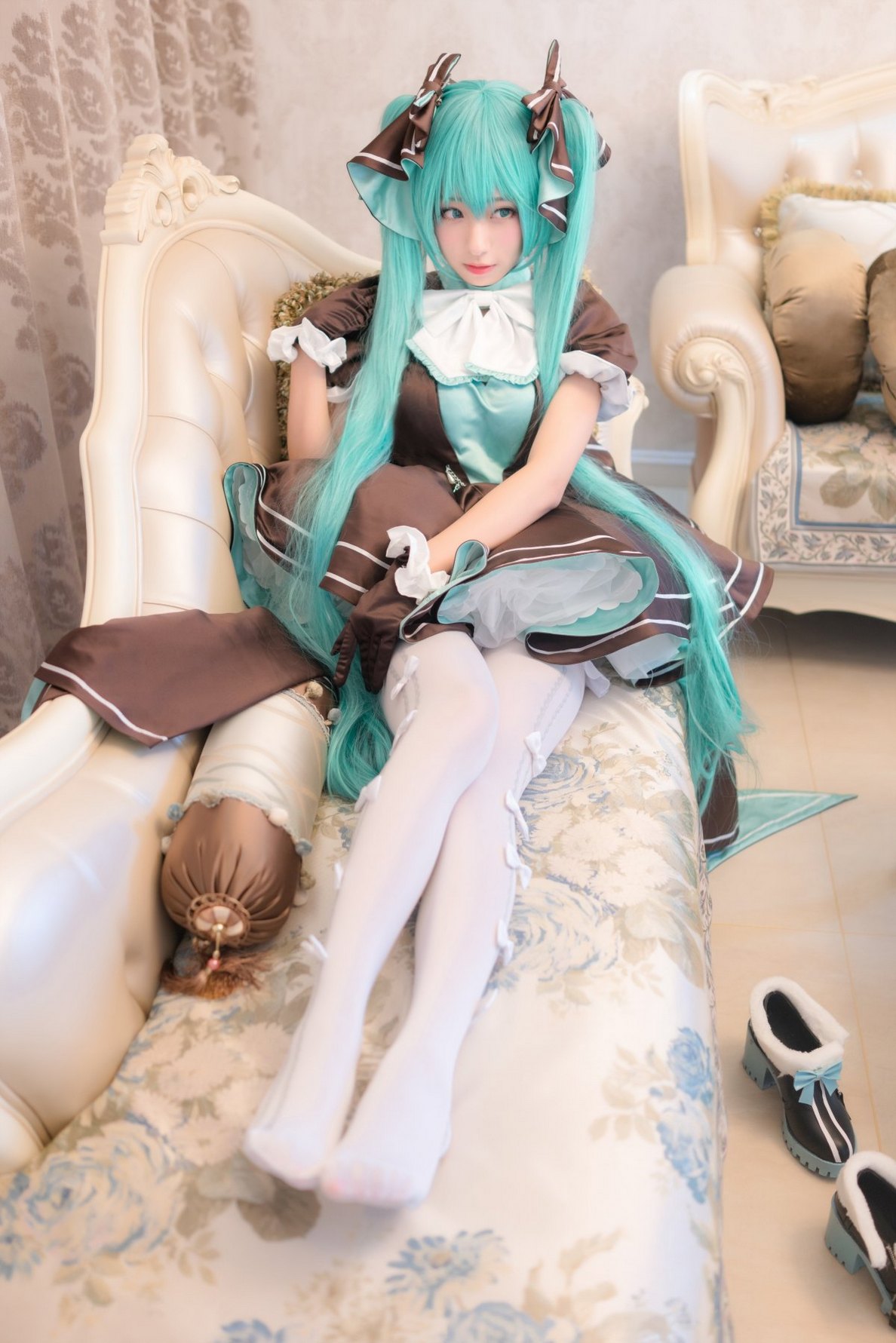 白皙女孩cosplay初音未来白丝美腿照