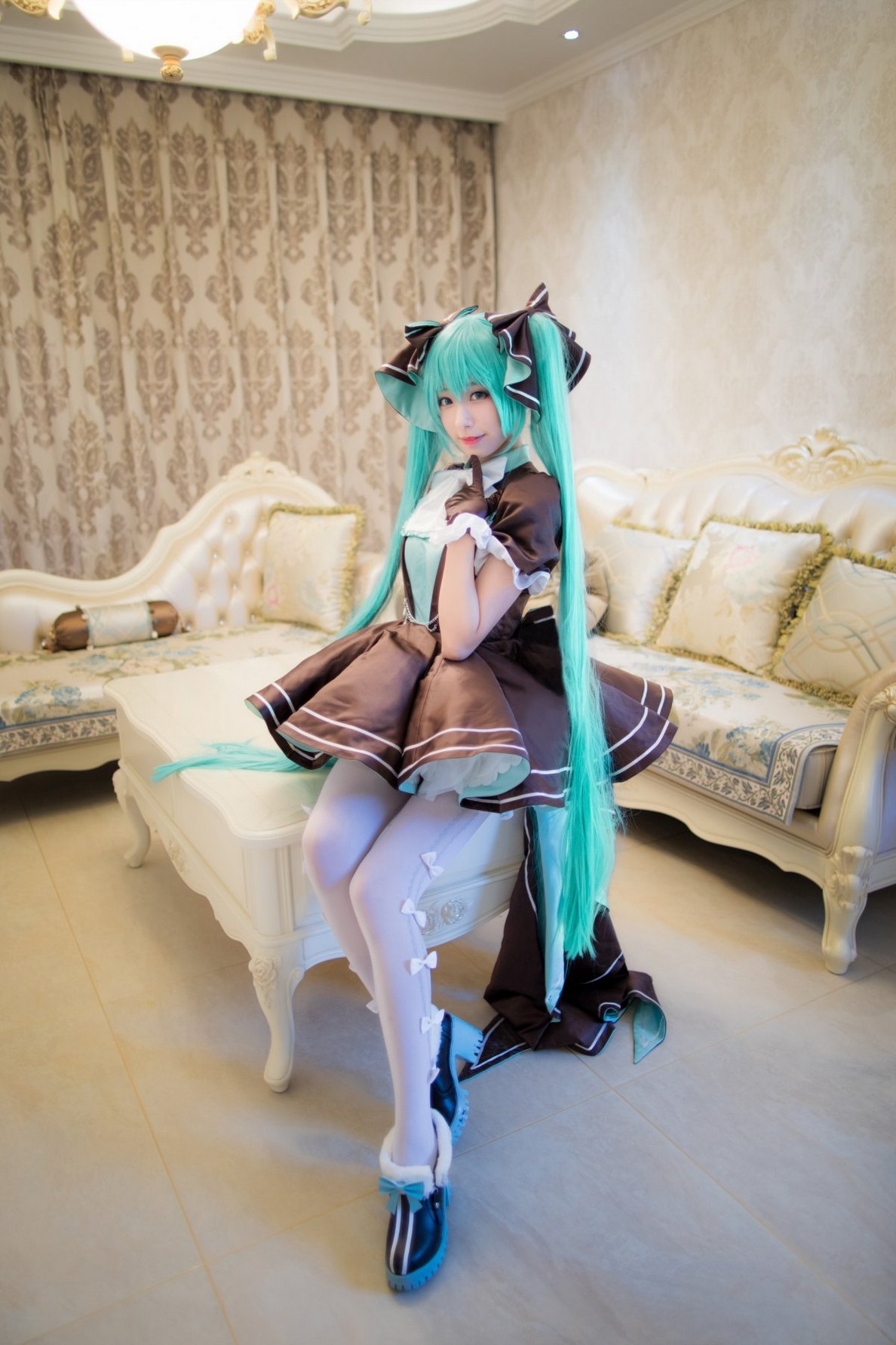 白皙女孩cosplay初音未来白丝美腿照