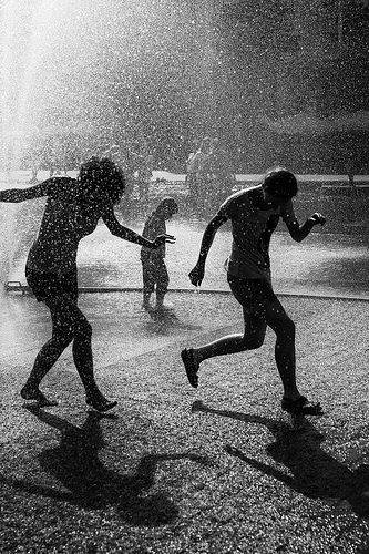 复古黑白下雨天的唯美意境图片分享！ 时间会慢慢沉淀