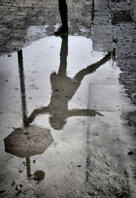 复古黑白下雨天的唯美意境图片分享！ 时间会慢慢沉淀