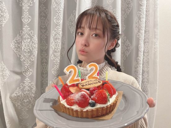 桥本环奈晒22岁生日照 爱喝酒的妹妹瘦下来了