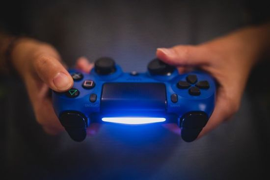 男子沉迷PlayStation不知家中起火 消防员到了还在奋战